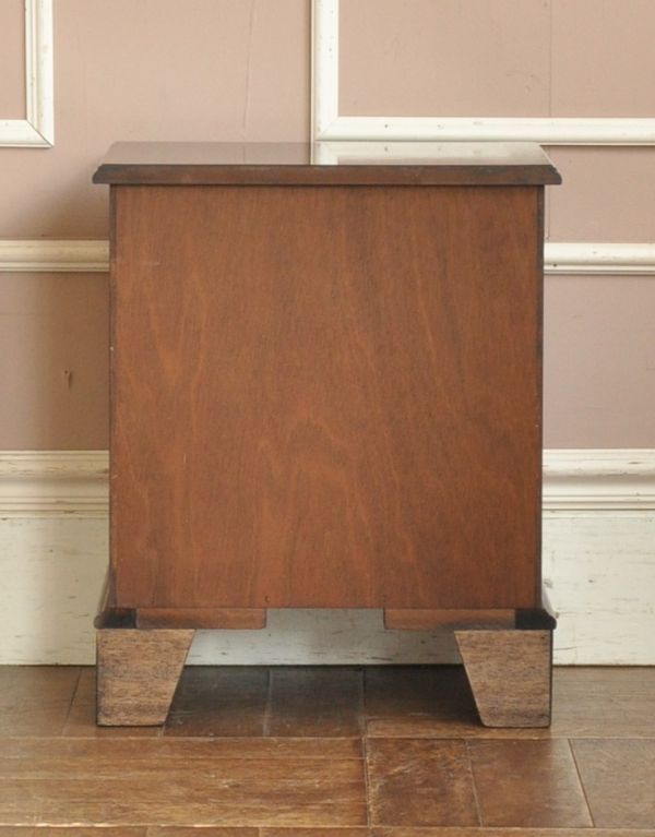 アンティークのチェスト アンティーク家具 カッコいいアンティークの英国家具、マホガニー材のチェストオブドロワーズ。裏側もキチンと仕上げているので、キレイな状態です。(q-538-f)