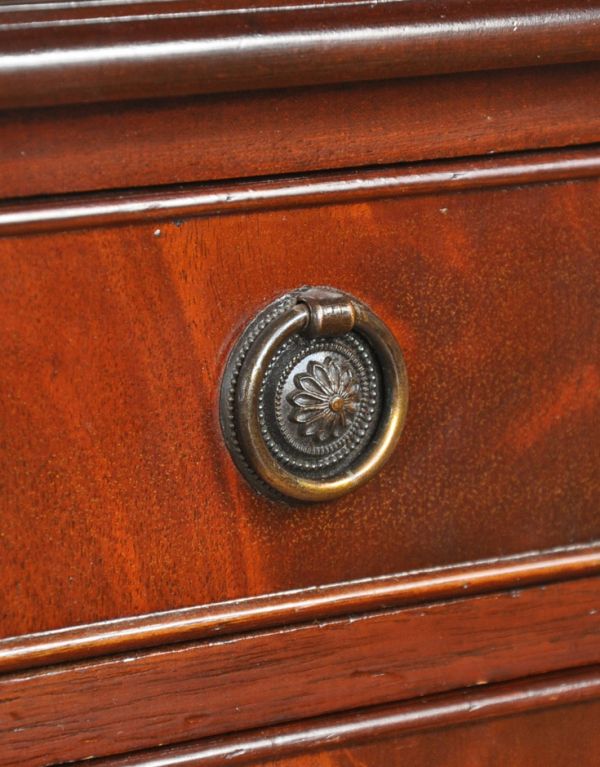 アンティークのチェスト アンティーク家具 カッコいいアンティークの英国家具、マホガニー材のチェストオブドロワーズ。高級感のある優雅な取っ手。(q-538-f)