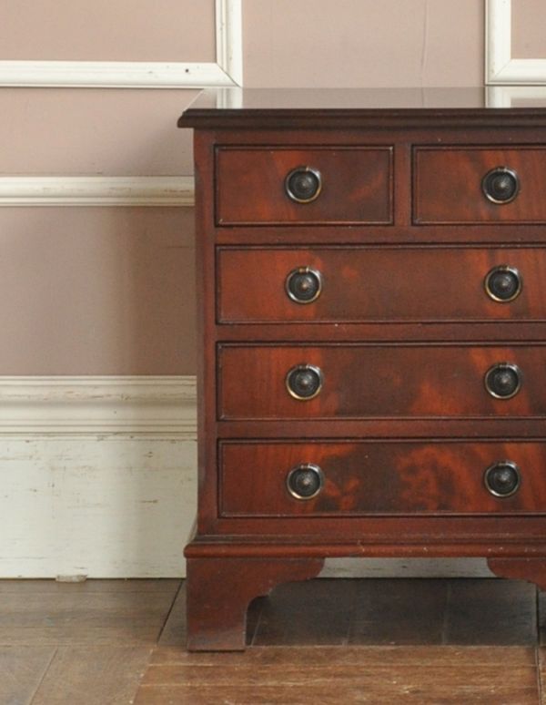 アンティークのチェスト アンティーク家具 カッコいいアンティークの英国家具、マホガニー材のチェストオブドロワーズ。品のある色合いと木目です。(q-538-f)