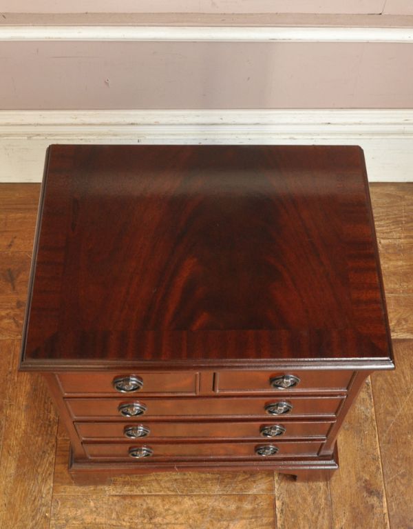 アンティークのチェスト アンティーク家具 カッコいいアンティークの英国家具、マホガニー材のチェストオブドロワーズ。天板も木目がとってもキレイです。(q-538-f)