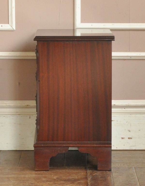 アンティークのチェスト アンティーク家具 カッコいいアンティークの英国家具、マホガニー材のチェストオブドロワーズ。サイドからみても絵になります。(q-538-f)