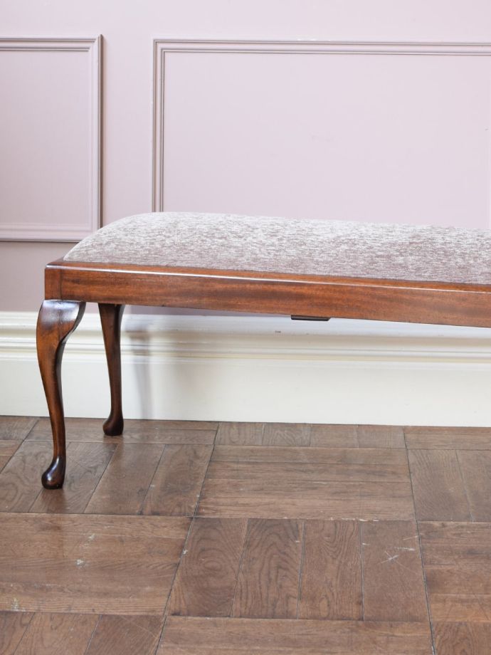 アンティークの椅子らしい美しい装飾