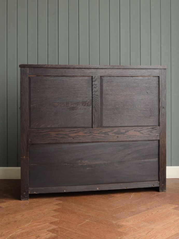 アンティークチェアの後ろ姿