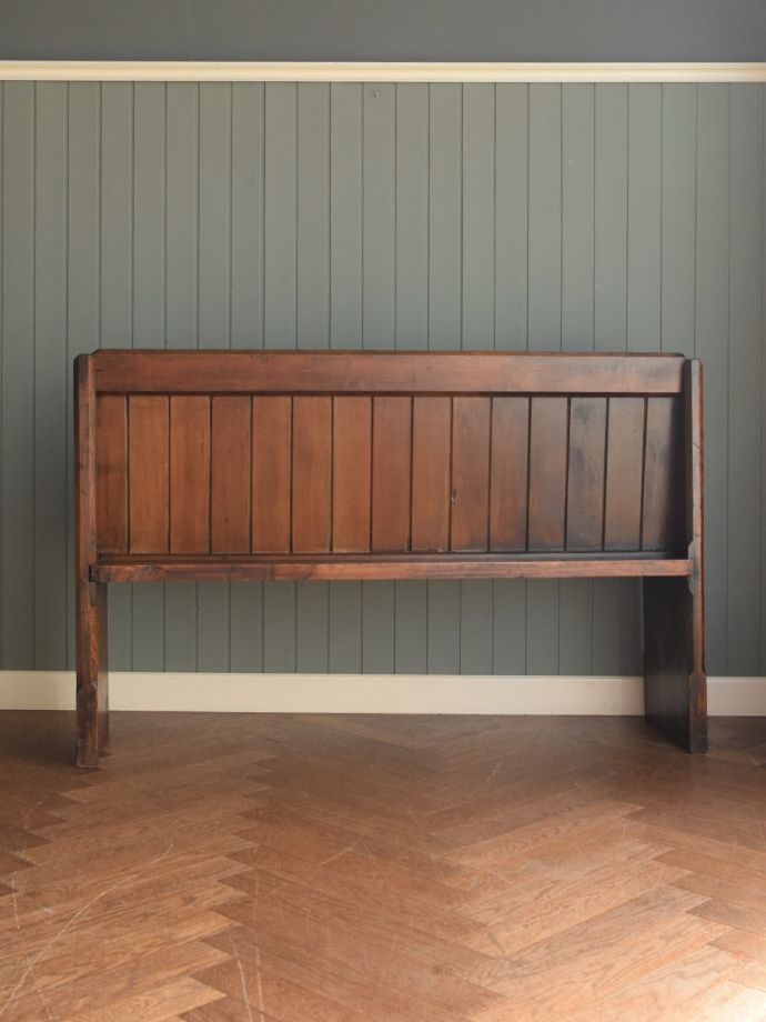 アンティークチェアの後ろ姿