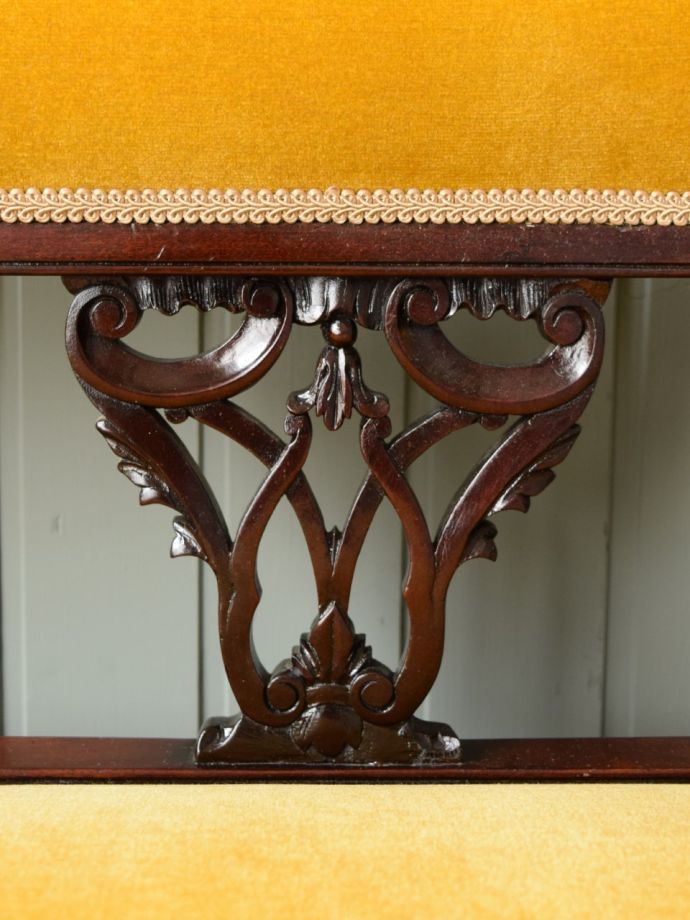 英国アンティーク家具らしい装飾