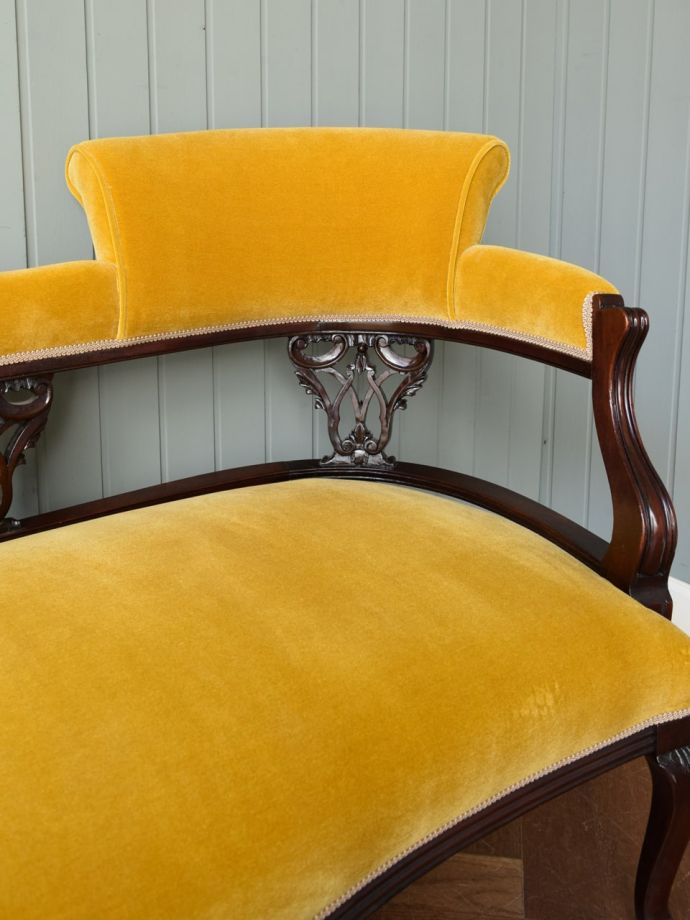 背もたれが美しいアンティークの椅子