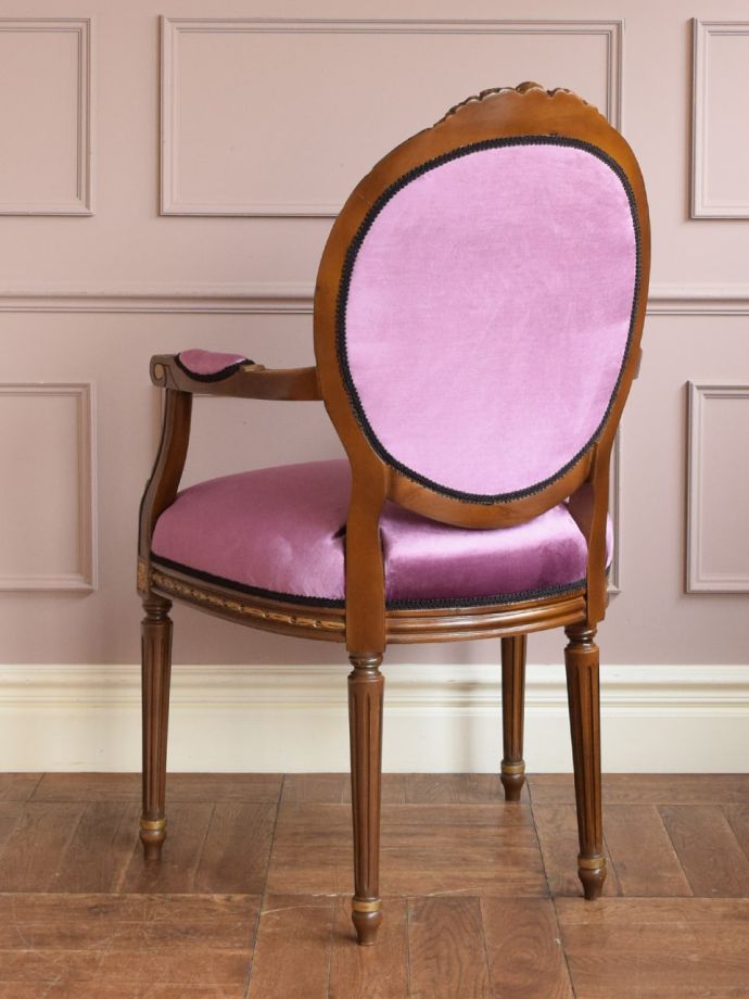 アンティークのパーソナルチェアの後ろ姿