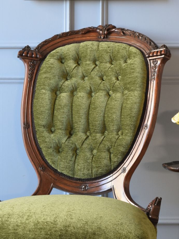 背もたれが美しいアンティークの椅子