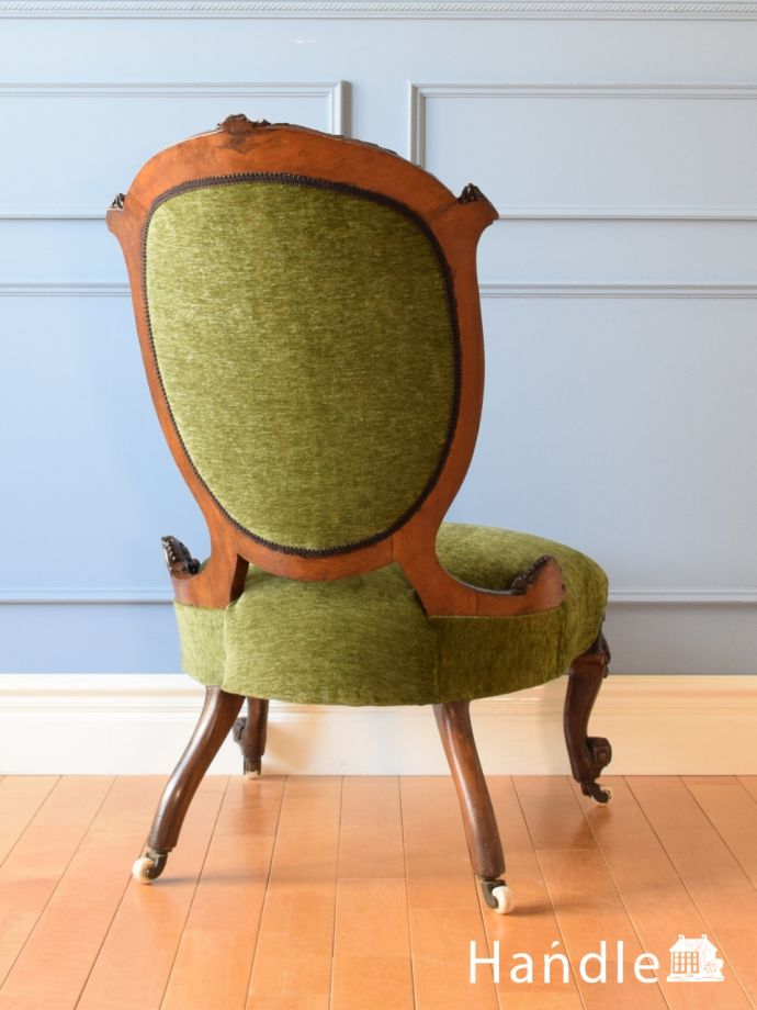 アンティークのパーソナルチェアの後ろ姿