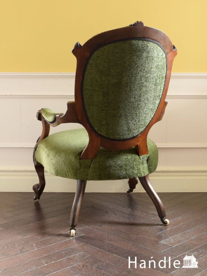 アンティークのパーソナルチェアの後ろ姿