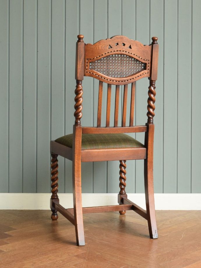 アンティークチェアの後ろ姿