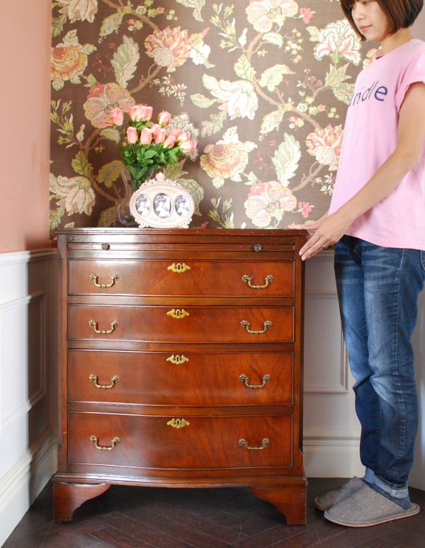 アンティークのチェスト アンティーク家具 クラシックなアンティーク英国家具、マホガニー材の4段チェスト(鍵付き)。高級感があって女性らしい優しいシルエット。(q-548-f)