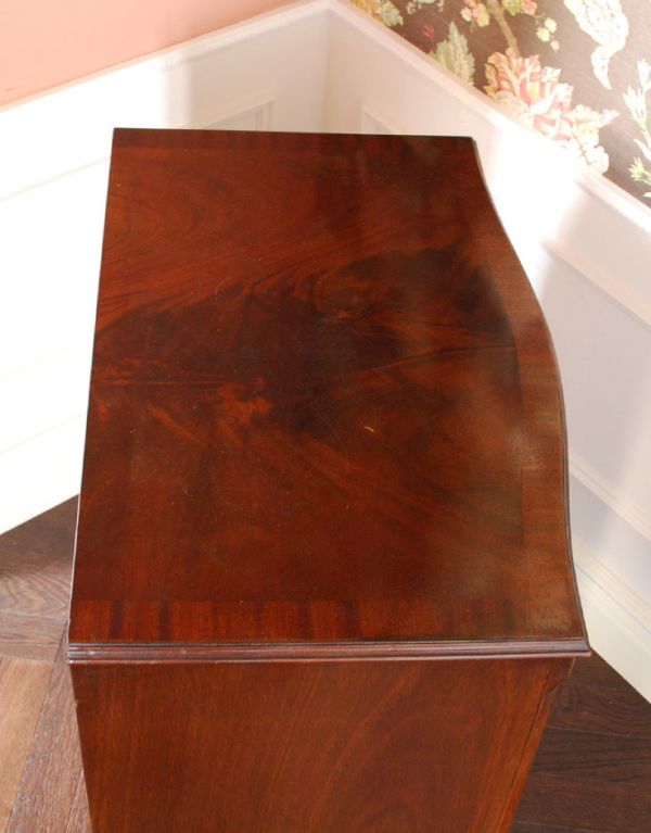 アンティークのチェスト アンティーク家具 クラシックなアンティーク英国家具、マホガニー材の4段チェスト(鍵付き)。天板も木目がキレイです。(q-548-f)