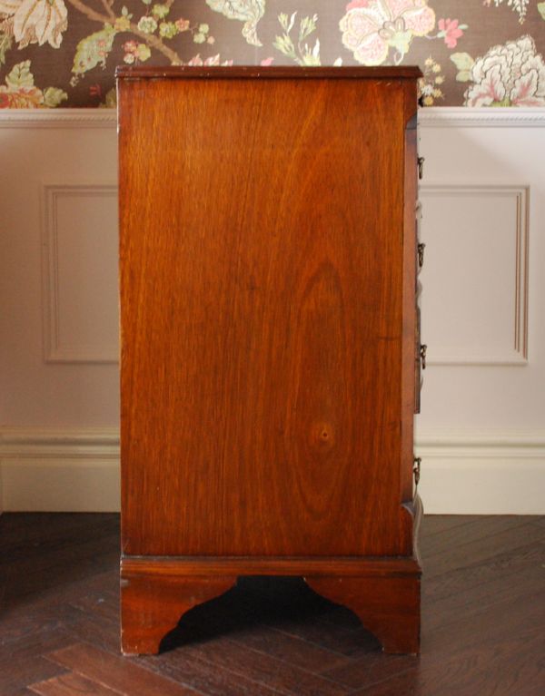 アンティークのチェスト アンティーク家具 クラシックなアンティーク英国家具、マホガニー材の4段チェスト(鍵付き)。サイドから見ても絵になります。(q-548-f)