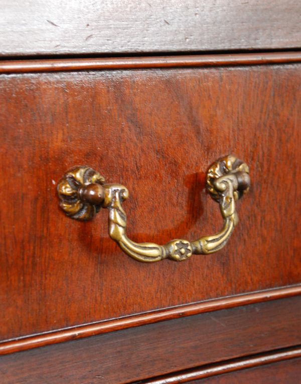 アンティークのチェスト アンティーク家具 クラシックなアンティーク英国家具、マホガニー材の4段チェスト(鍵付き)。ハンドル形のオシャレな取っ手です。(q-548-f)
