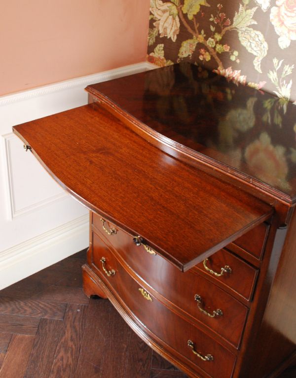 アンティークのチェスト アンティーク家具 クラシックなアンティーク英国家具、マホガニー材の4段チェスト(鍵付き)。実は、トレイが付いています!そばに椅子を置いて、デスクのように使ってもいいですね。(q-548-f)
