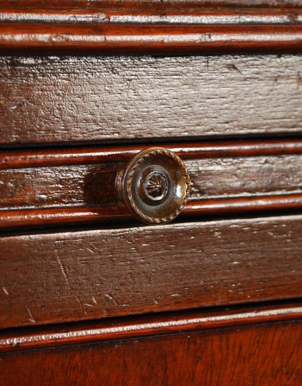 アンティークのチェスト アンティーク家具 クラシックなアンティーク英国家具、マホガニー材の4段チェスト(鍵付き)。スライドトレーにはこの丸い取っ手が付いています。(q-548-f)