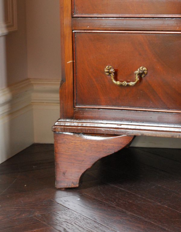 アンティークのチェスト アンティーク家具 クラシックなアンティーク英国家具、マホガニー材の4段チェスト(鍵付き)。しっかりチェストを支えます。(q-548-f)