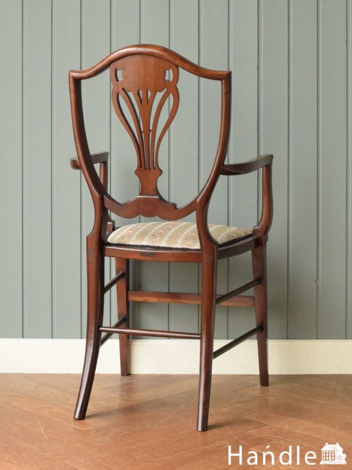 アンティークのサロンチェアの後ろ姿