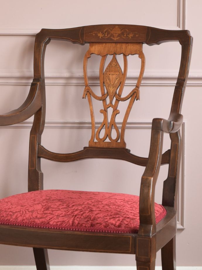 背もたれが美しいアンティークの椅子