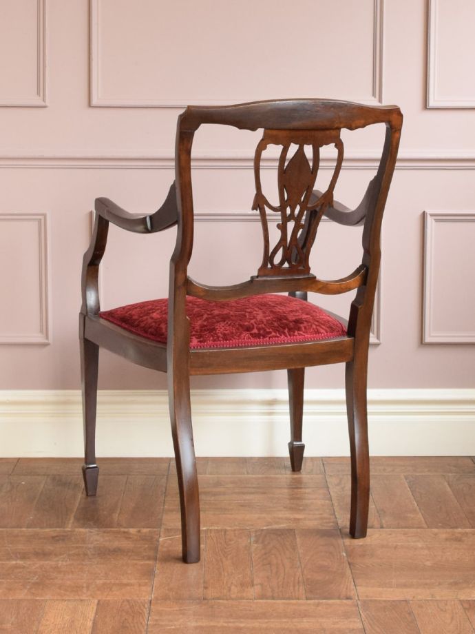 アンティークのサロンチェアの後ろ姿