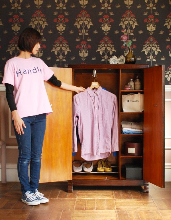 アンティークのキャビネット　アンティーク家具　上質な素材を使ったアンティーク英国家具、スモールワードローブ（洋服掛け）。実は隠れた人気モノのアンティークアンティーク家具の中でリクエストが多いワードローブ。(q-551-f)