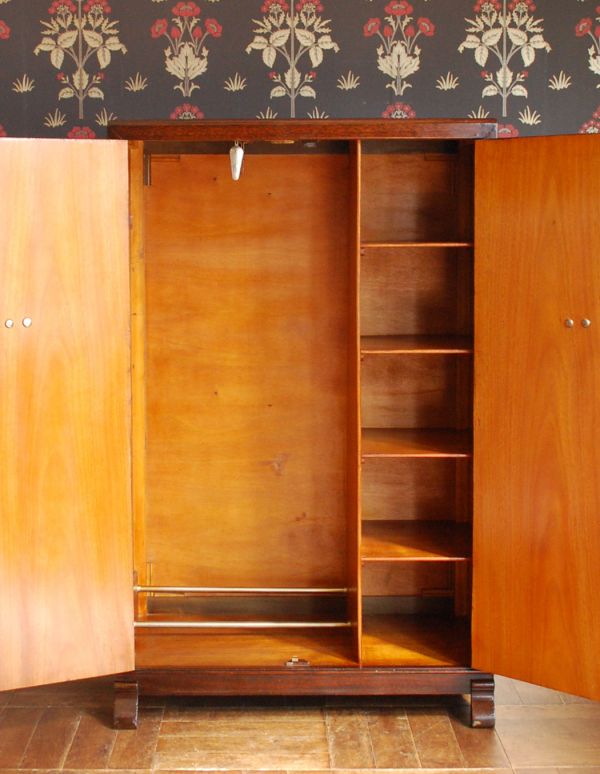 アンティークのキャビネット　アンティーク家具　上質な素材を使ったアンティーク英国家具、スモールワードローブ（洋服掛け）。今日は何を着ようかな？お出かけ前のひとときも、このワードローブがあれば、さらに楽しい時間になります。(q-551-f)