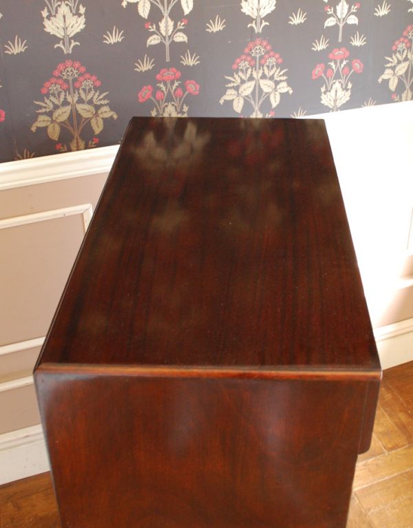 アンティークのキャビネット　アンティーク家具　上質な素材を使ったアンティーク英国家具、スモールワードローブ（洋服掛け）。何を置こうかな･･･？上から見ると、天板はこんな感じです。(q-551-f)