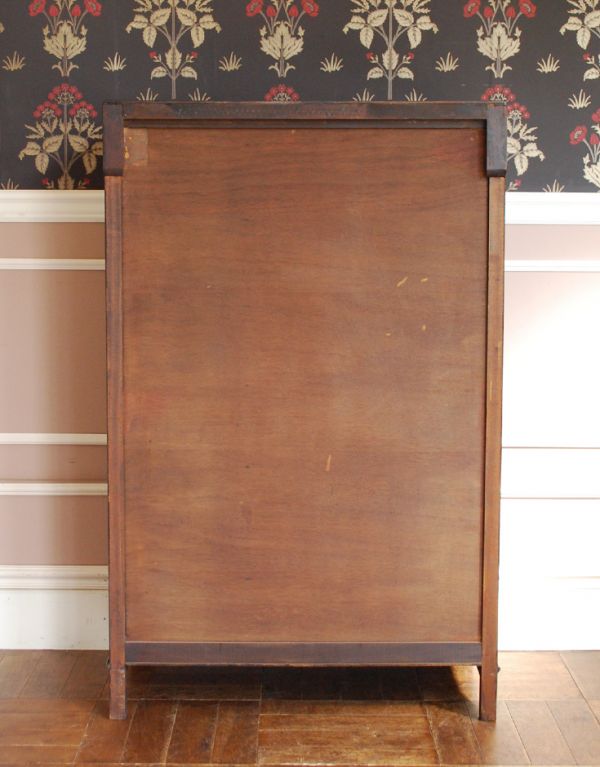 アンティークのキャビネット　アンティーク家具　上質な素材を使ったアンティーク英国家具、スモールワードローブ（洋服掛け）。実は後ろ姿もキレイなんです。(q-551-f)
