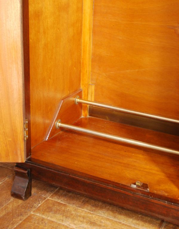 アンティークのキャビネット　アンティーク家具　上質な素材を使ったアンティーク英国家具、スモールワードローブ（洋服掛け）。底には、ポールが２本通っています。(q-551-f)