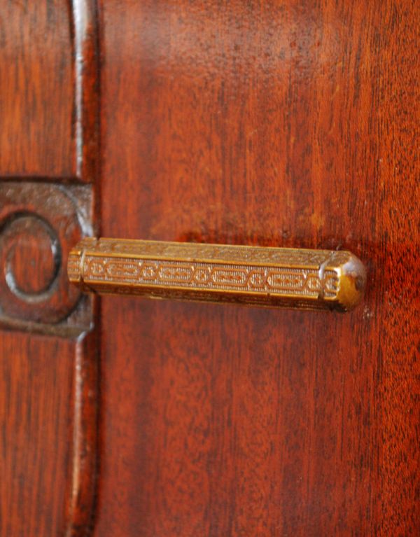 アンティークのキャビネット　アンティーク家具　上質な素材を使ったアンティーク英国家具、スモールワードローブ（洋服掛け）。アンティークらしい素敵な取っ手取っ手のデザインも美しい･･･こんなところからもアンティークらしさが感じられます。(q-551-f)