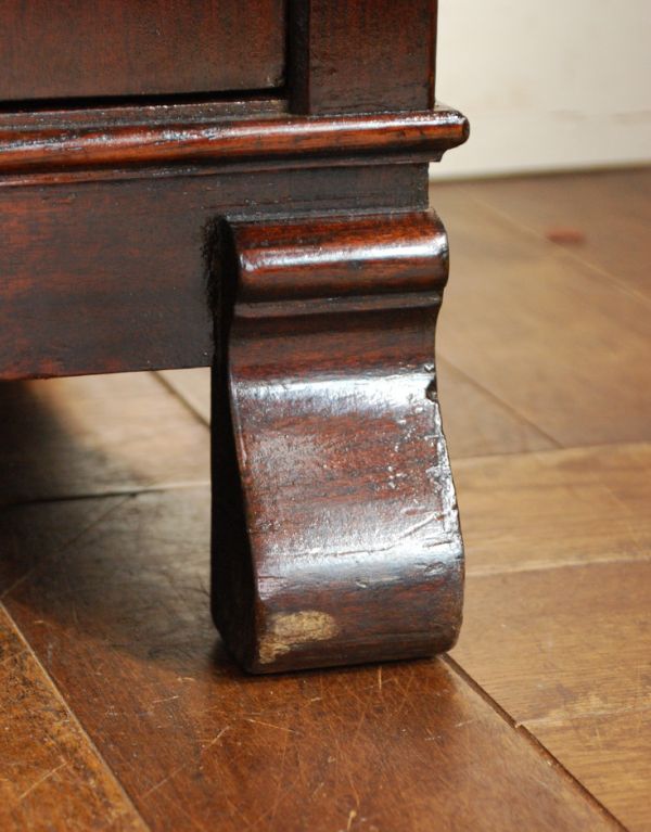 アンティークのキャビネット　アンティーク家具　上質な素材を使ったアンティーク英国家具、スモールワードローブ（洋服掛け）。女性でも運べちゃう理由は･･･Handleのアンティークは、脚の裏にフェルトキーパーをお付けしていますので、重い家具でも床を滑らせて移動出来ます。(q-551-f)