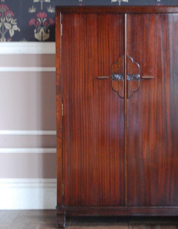 アンティークのキャビネット　アンティーク家具　上質な素材を使ったアンティーク英国家具、スモールワードローブ（洋服掛け）。アンティークらしい装飾が魅力サイズの大きい家具だからこそ、やっぱり美しい装飾がアンティークの魅力。(q-551-f)