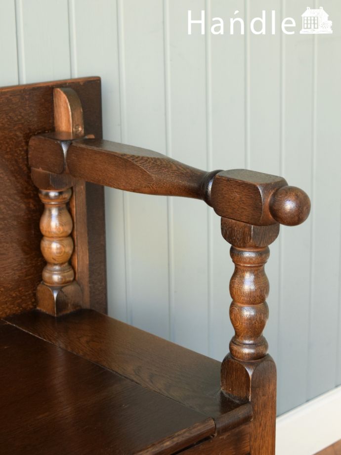 ベンチのアーム部分