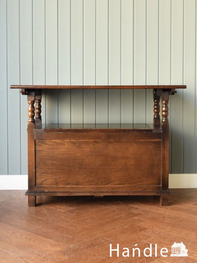 ベンチの後ろ姿