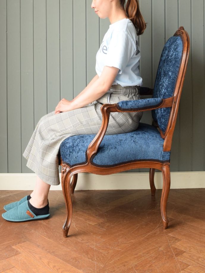 フランスから届いたアンティークの椅子、美しいアーム付きサロンチェア