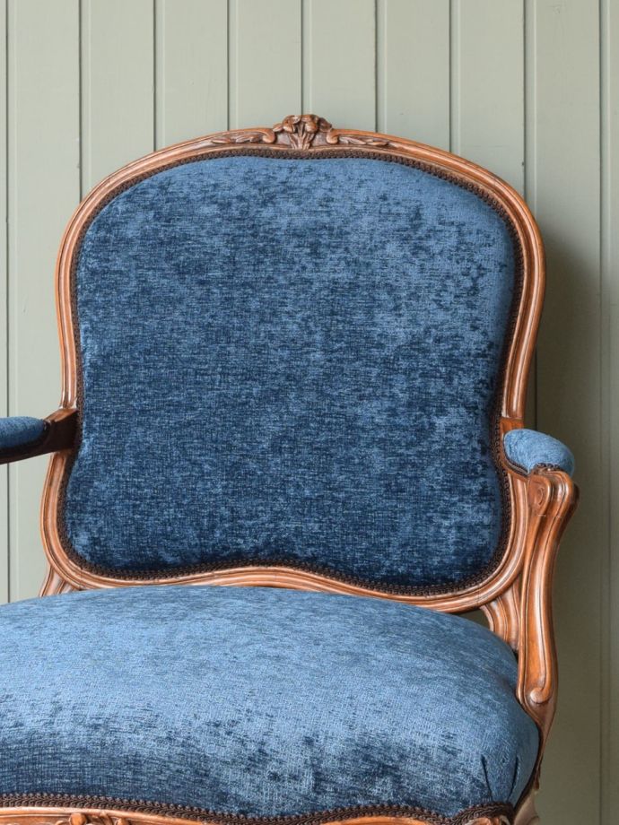 フランスから届いたアンティークの椅子、美しいアーム付きサロンチェア