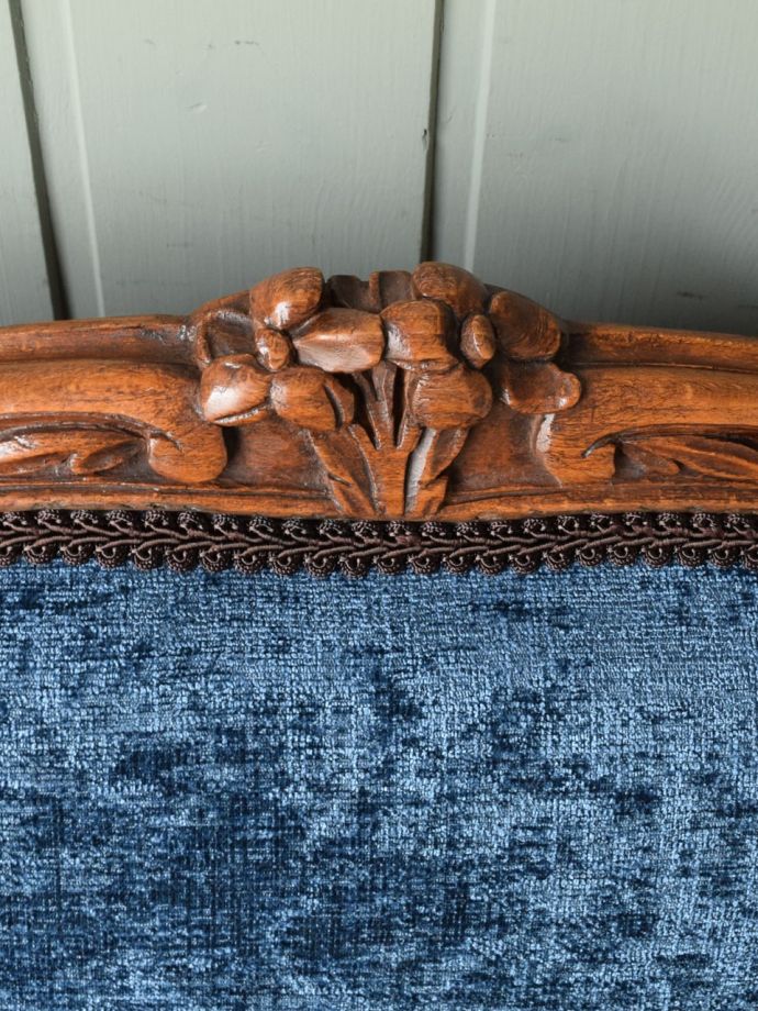 フランスから届いたアンティークの椅子、美しいアーム付きサロンチェア