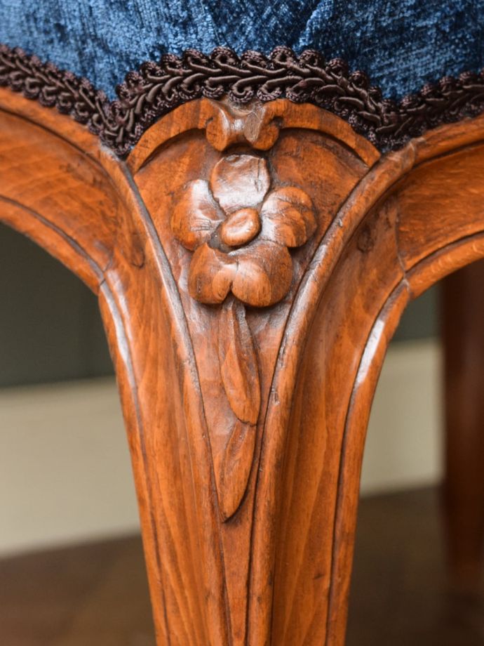 フランスから届いたアンティークの椅子、美しいアーム付きサロンチェア