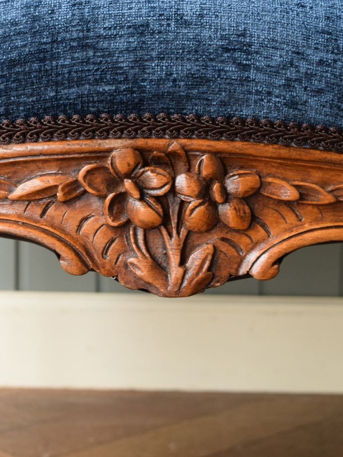 フランスから届いたアンティークの椅子、美しいアーム付きサロンチェア