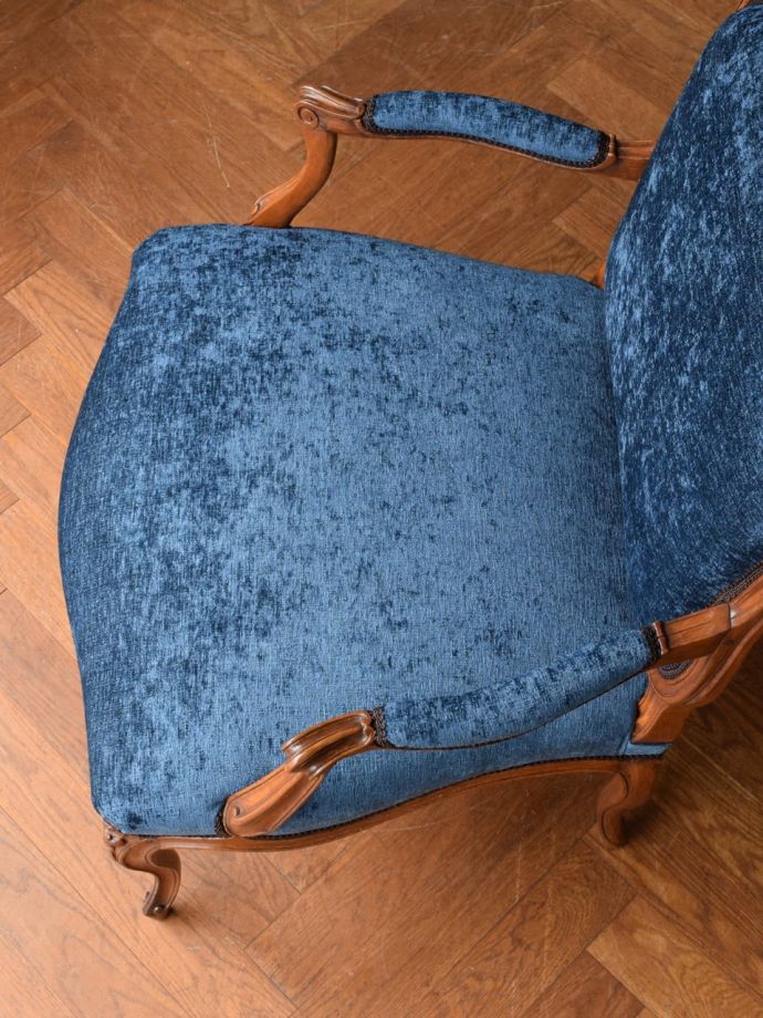 フランスから届いたアンティークの椅子、美しいアーム付きサロンチェア