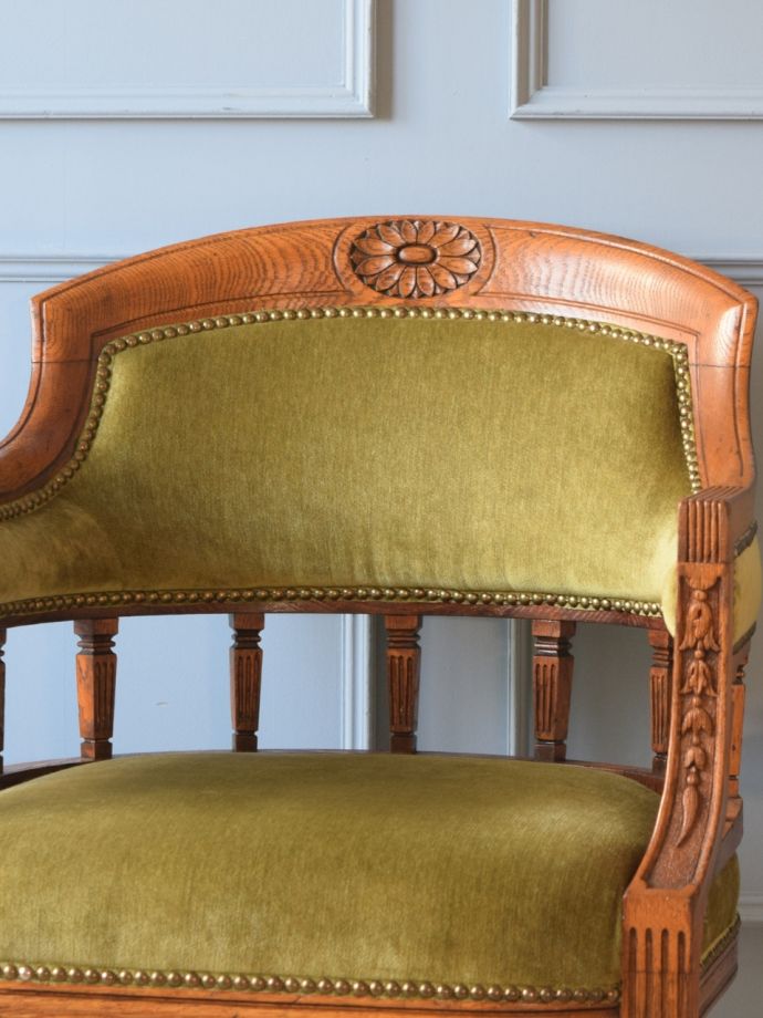 背もたれが美しいアンティークの椅子