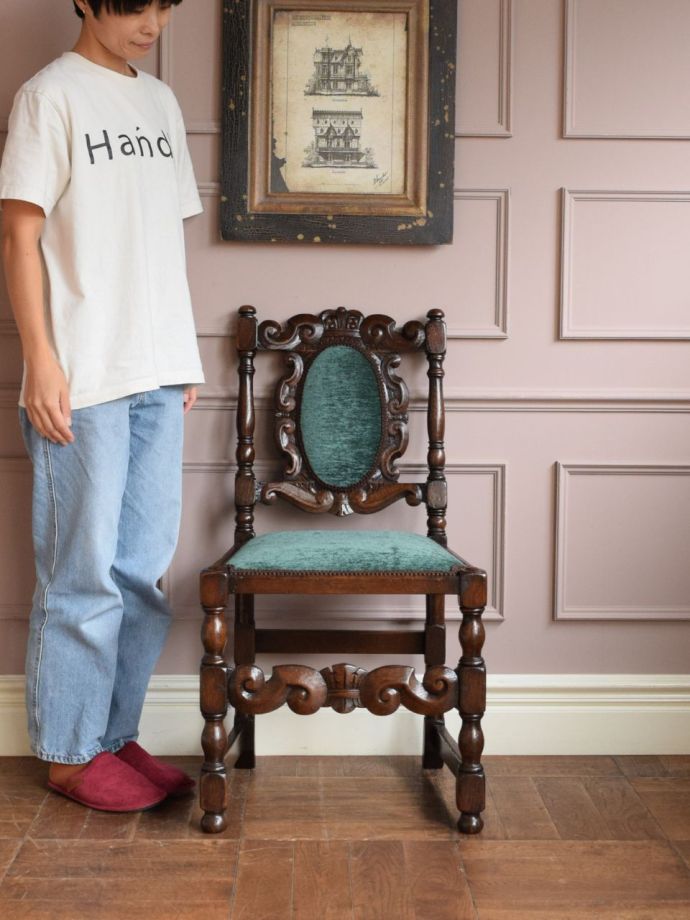 英国アンティークのダイニングチェア、重厚感漂うオーク材の