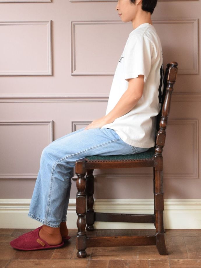 英国アンティークのダイニングチェア、重厚感漂うオーク材の