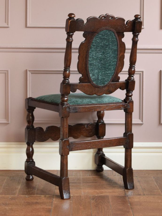 英国アンティークのダイニングチェア、重厚感漂うオーク材の