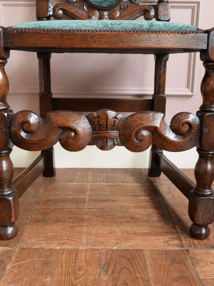 英国アンティークのダイニングチェア、重厚感漂うオーク材の