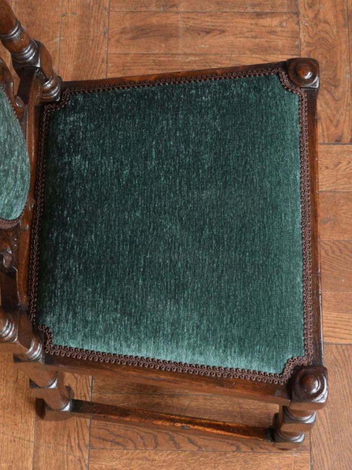 英国アンティークのダイニングチェア、重厚感漂うオーク材の