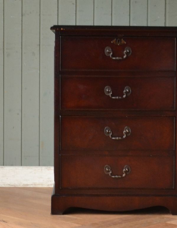 アンティークのチェスト　アンティーク家具　マホガニー材のアンティーク英国家具、ファイリングキャビネット。アンティークならではのなんとも美しいデザインです。(q-566-f)