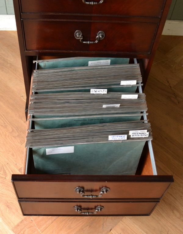 アンティークのチェスト　アンティーク家具　マホガニー材のアンティーク英国家具、ファイリングキャビネット。書類を美しく収納できるファイルも残っていました。(q-566-f)