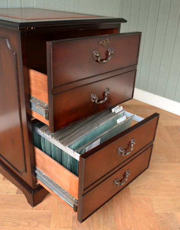 アンティークのチェスト　アンティーク家具　マホガニー材のアンティーク英国家具、ファイリングキャビネット。引き出しには書類をたっぷり入れても大丈夫。(q-566-f)